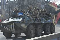 Ukrajinští vojáci v ulicích Kyjeva