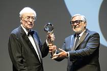 Britský herec Michael Caine převzal 20. srpna 2021 při zahájení 55. ročníku Mezinárodního filmového festivalu Karlovy Vary Křišťálový globus za mimořádný umělecký přínos světové kinematografii.