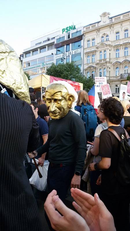 Demonstrace na Václavském náměstí, proti Andreji Babišovi a Miloši Zemanovi
