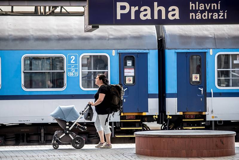Vlak, České dráhy, vagon, cestující. Ilustrační foto.