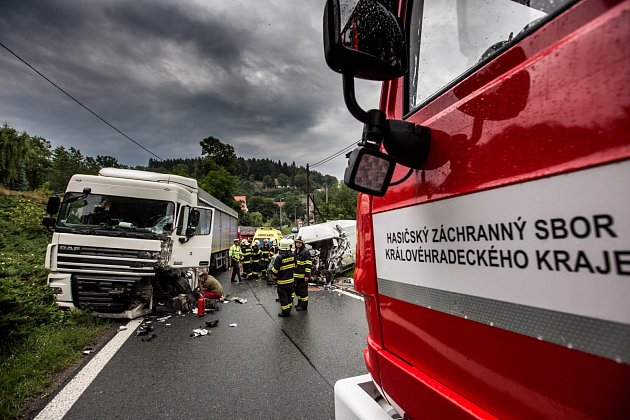 Snížení platových tarifů? Policistů a hasičů se nedotkne, uklidňuje Rakušan