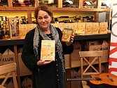 Nejen jako zpěvačka, ale i kmotra se představila herečka Jitka Smutná, když v pražském Vino-klubu uvedla na český trh knihu Kouzelná mapa úspěšné kanadské autorky Colette Baron-Reid z nakladatelství Synergie. 