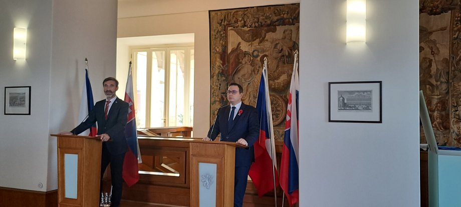 Český ministr zahraničí Jan Lipavský a jeho slovenský protějšek Juraj Blanár.
