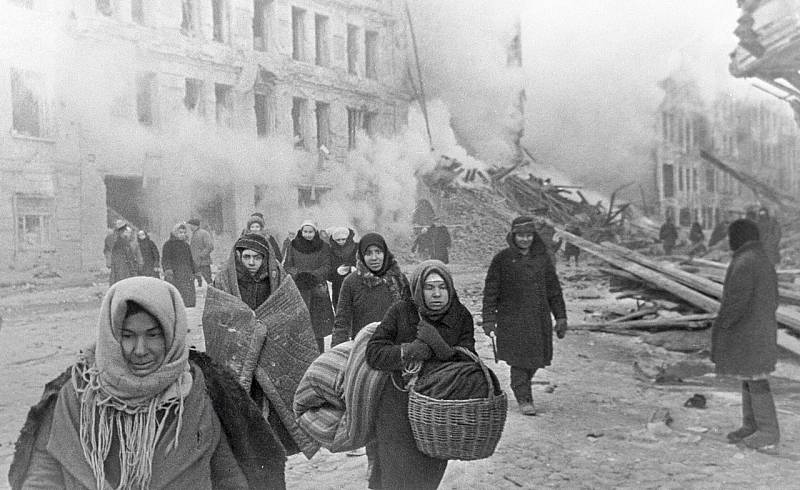 Obyvatelé Leningradu opouštějí své domy poškozené při náletu