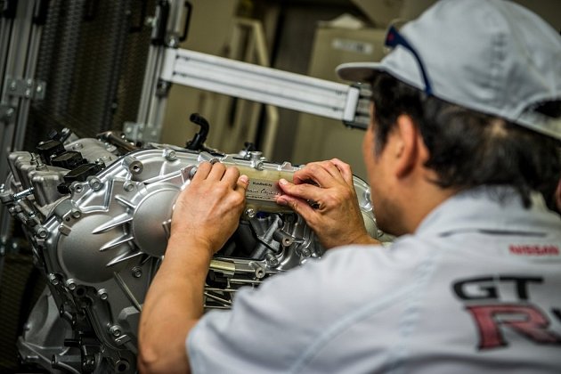 Ruční výroba motoru pro Nissan GT-R.