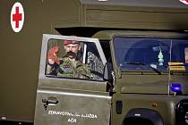 Vojáci 24. října naváželi a upravovali armádní techniku před zahájením výstavy armádních vozidel na pražském Hradčanském náměstí. 