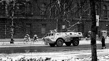 Obrněný transportér Spojených národů (UNPROFOR) míjí v zimě 1992-1993 prezidentský palác v Sarajevu
