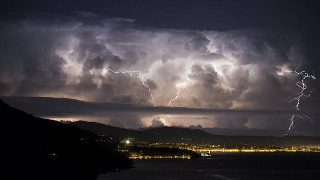 Bouřka zachycená fotoaparátem slovinského fotografa Jureho Batagejla