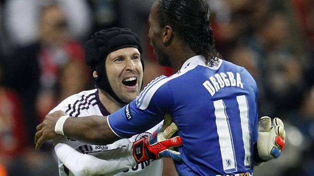 Fotbalisté Chelsea Petr Čech (vlevo) a Didier Drogba se radují z vítězství ve finále Ligy mistrů.