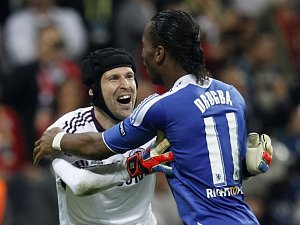 Fotbalisté Chelsea Petr Čech (vlevo) a Didier Drogba se radují z vítězství ve finále Ligy mistrů.