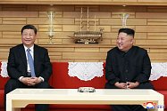 Čínský prezident Si Ťin-pching (vlevo) a severokorejský vůdce Kim Čong-un