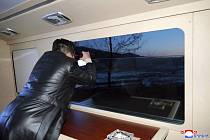 Severokorejský vůdce Kim Čong-un dohlíží na test, při němž KLDR 11. ledna 2022 úspěšně odpálila hypersonickou střelu.