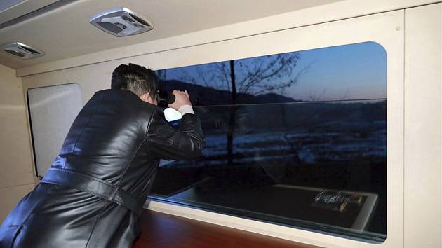 Severokorejský vůdce Kim Čong-un dohlíží na test, při němž KLDR 11. ledna 2022 úspěšně odpálila hypersonickou střelu.