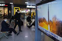 Lidé na nádraží v Soulu sledují start severokorejské rakety na televizní obrazovce