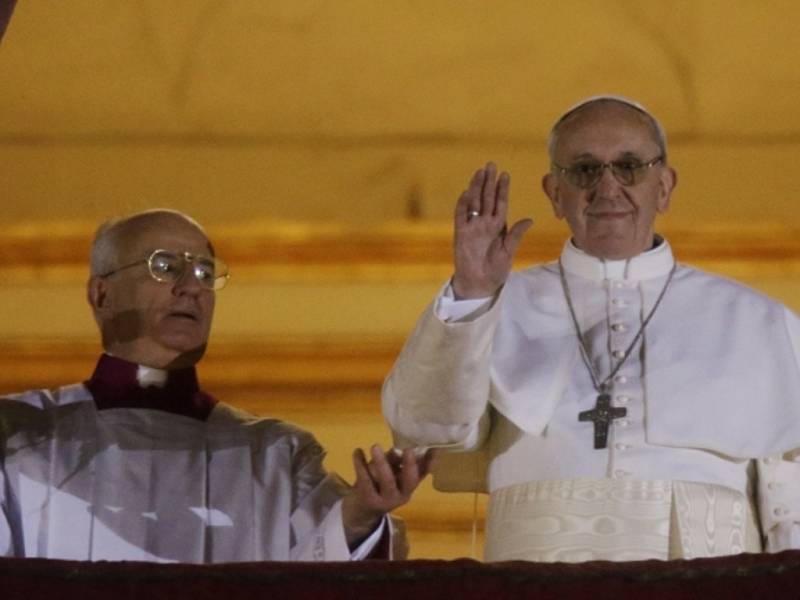 Novým papežem byl zvolen argentinský kardinál Jorge Mario Bergoglio. Rozhodl se, že napříště bude používat jméno František. 