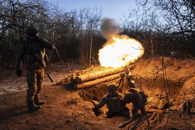 Ukrajinští vojáci pálí na ruské pozice u Bachmutu z finského 120 mm minometu, 11. ledna 2023.