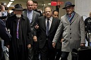 Harvey Weinstein, Arthur Aidala Soud na newyorském Manhattanu dnes začal projednávat ostře sledovanou kauzu hollywoodského filmového producenta Harveyho Weinsteina (uprostřed), který je obviněn ze sexuálního násilí. Vpravo jeho právník Arthur Aidala