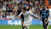 Dejan Lovre (vlevo) z Lyonu bojuje o míč s Mesutem Ozilem z Realu Madrid.