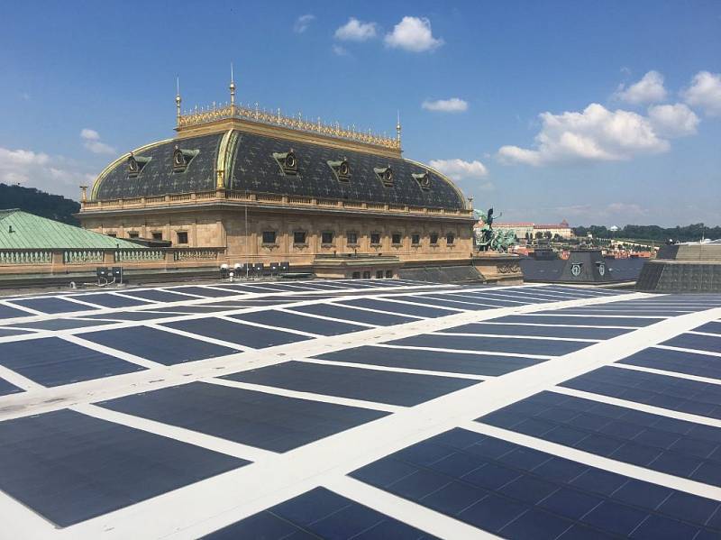 Fotovoltaická elektrárna na střeše Národního divadla v Praze