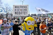 Desítky lidí se v Praze připojily k mezinárodnímu protestu proti chystané reformě Evropské unie o ochraně autorských práv na internetu.