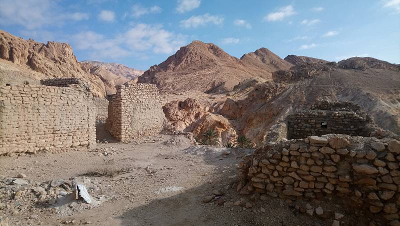 Ruiny staré vesnice u oázy Chebika, kterou před padesáti lety zničily dvacet dnů trvající lijáky. Obyvatelé si museli postavit jinou vesnici o kus dál..
