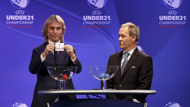 Pavel Nedvěd (vlevo) vylosoval českým fotbalistům do jednadvaceti let za jednoho ze soupeřů na mistrovství Evropy i Německo.