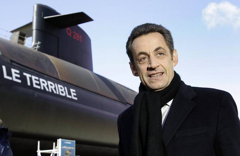 Francouzský prezident Nicolas Sarkozy pózuje před ponorkou s jadernými zbraněmi v přístavu Cherbourg v západní Francii.