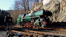 Parní lokomotivě 464.202 se pro její výraznou zelenou barvu říká Rosnička. Běžně je "doma" na Moravě, letos však bude jezdit v Čechách a návštěvníci nostalgických akcí ji uvidí na místech, kam se jinak jen těžko podívá.