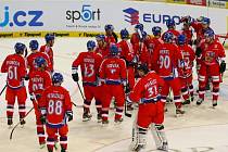 Čeští hokejisté se radují na turnaji Karjala z vítězství nad Švédskem.