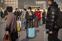 Cestující s rouškami v Pekingu