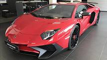 Lamborghini Aventador SV, cena 14 700 000 Kč. Krásně nám to vyšlo a na prvním místě stojí nástupce předchozího Murciélaga SV, tentokrát u pražských Advantage Cars. Jedná se o zánovní kousek s pouhými 1250 kilometry.