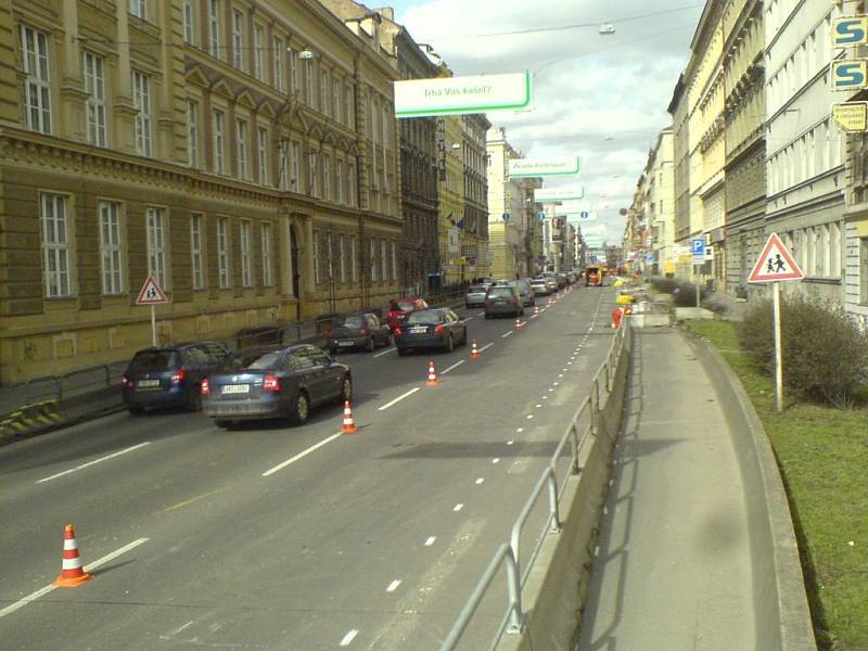 Zúžení Legerovy ulice ve směru do centra Prahy.