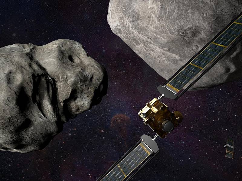 Ilustrace kosmické lodi DART přibližující se k asteroidům Dimorphos a Didymos