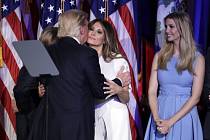 Donald Trump s ženou Melanií a dcerou Ivankou. 