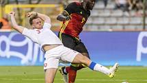 Tomáš Kalas (vlevo) a Romelu Lukaku z Belgie.