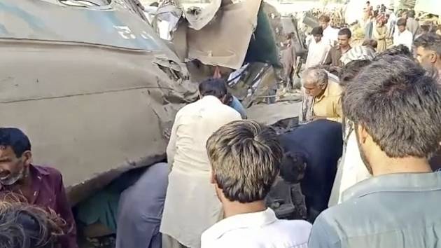 Srážka vlaků na jihu Pákistánu.