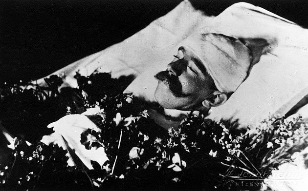 Tělo korunního prince Rudolfa bylo před pohřbením vystaveno v Hofburgu. Hlavu měl ovázanou, podle rozšířené teorie proto, aby nebyly vidět stopy po výstřelu. Jeho přání - aby byl pohřben společně s milenkou Mary Vetserovou - nebylo splněno.