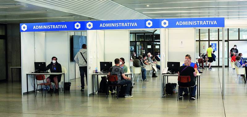 S administrativou pomáhají technici zaměstnaní v Kongresovém centru