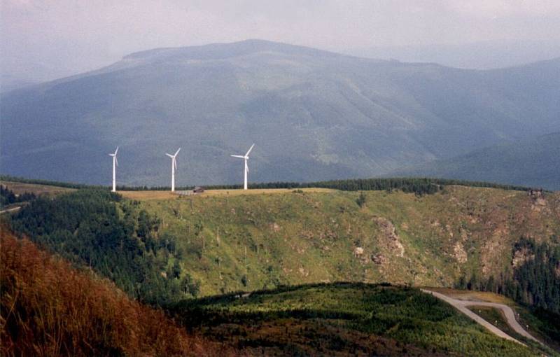 Bývalé větrné elektrárny ČEZ v Jeseníkách (lokalita Mravenečník, 90. léta 20. století)