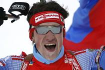 Maxim Čudov, finišman ruské štafety biatlonistů, se raduje v cíli mistrovství světa ze zlaté medaile.