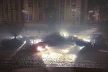 Vraky aut jako lucerny od Maxima Velčovského potkáme na Mariánském náměstí
