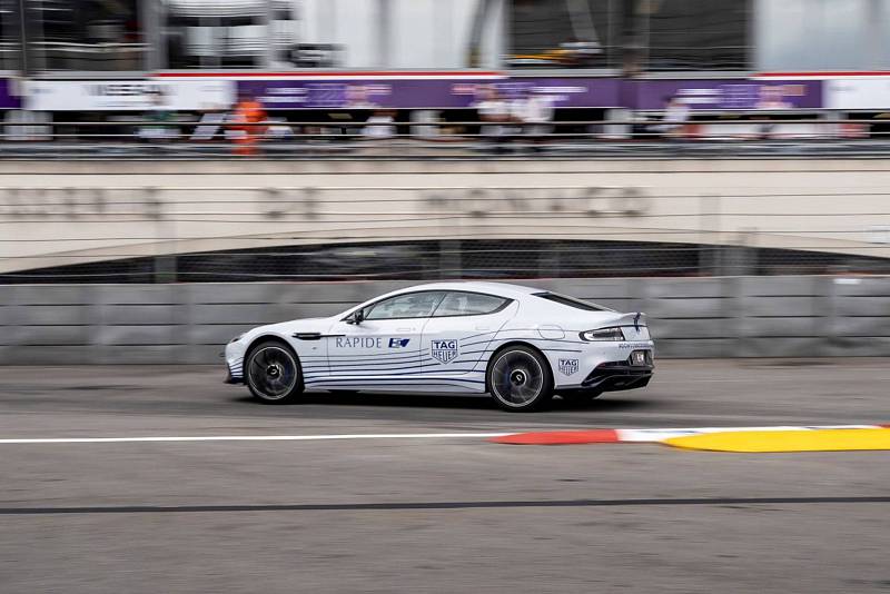Aston Martin poprvé představil svůj elektrický Rapide v akci