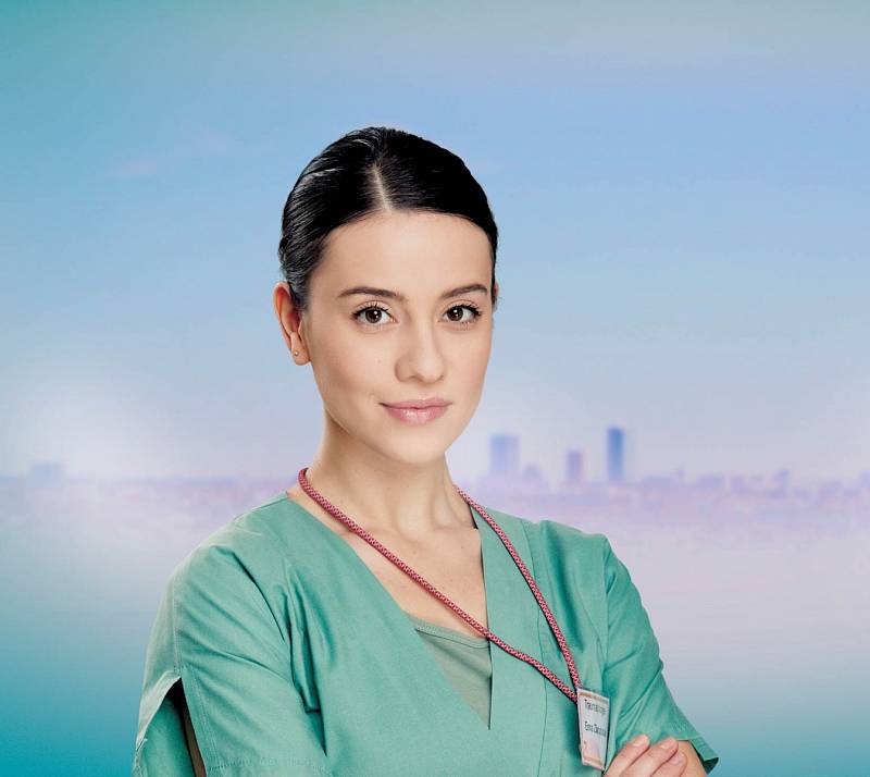 Jako zdravotní sestra Ema v seriálu Anatomie života.