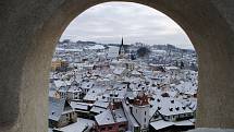 Loňské nečekaně bílé Vánoce mohli obdivovat i turisté v Českém Krumlově