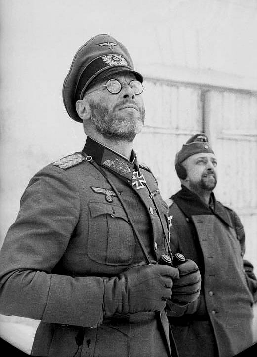 Německý generál Theodor Scherer (vlevo) a neznámý německý důstojník při bojích v Cholmu. Rytířský kříž, patrný na Schererovi, získal generál na konci února 1942, snímek byl tedy pořízen někdy po tomto datu