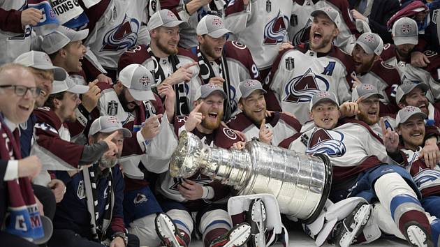Hokejisté Colorada se Stanley Cupem po vítězství na ledě Tampy Bay v šestém finále NHL, 26. června 2022