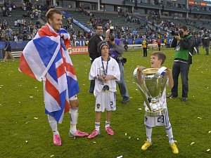 David Beckham z LA Galaxy se raduje se svými syny z titulu v MLS.