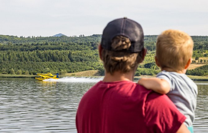 Švédský hasicí letoun Air Tractor AT-802 nabírá vodu z jezera Milada u Ústí nad Labem pro hašení požáru v Národním parku České Švýcarsko, 29. července 2022