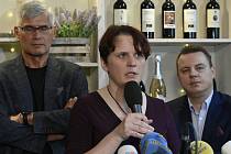 Epidemiolog a vakcinolog Jiří Beran (vlevo),  imunoložka Zuzana Krátká a právník Jindřich Rajchl vystoupili 4. ledna 2022 v Praze na tiskové konferenci Iniciativy 21, která představila petici proti povinnému očkování vybraných profesí.