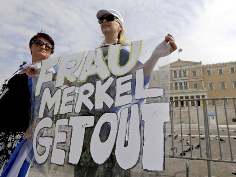 Německou kancléřku Angelu Merkelovou přivítaly dnes v Aténách tisíce demonstrantů, kteří se začali shromažďovat v okolí uzavřené zóny v centru řecké metropole. 